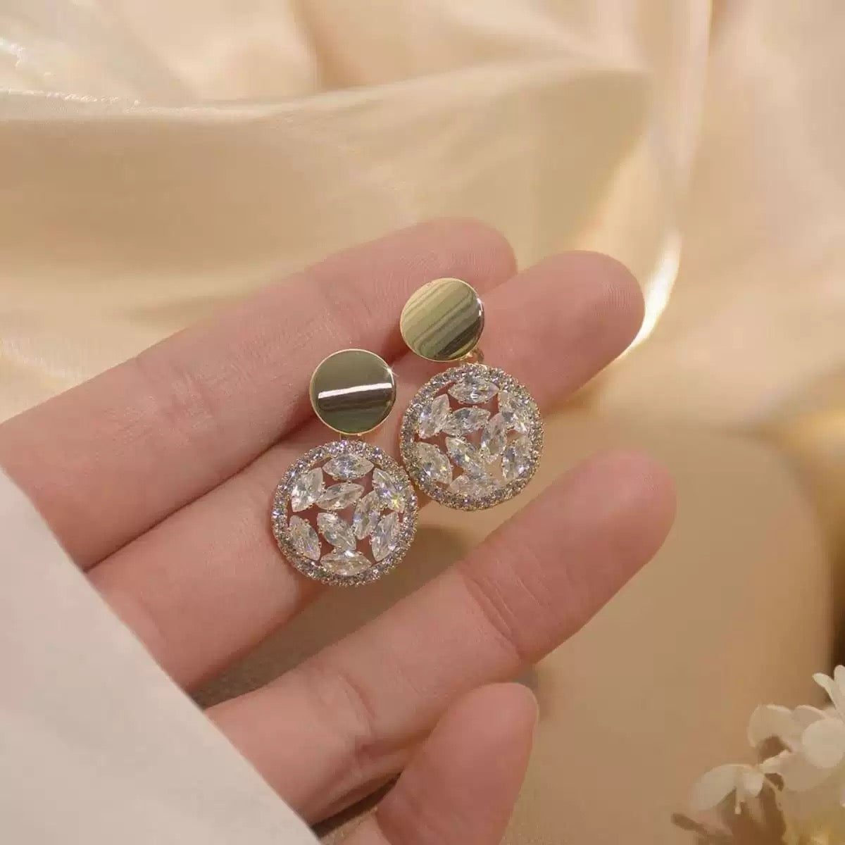 Luxurious Round Zircon Crystal Earrings
