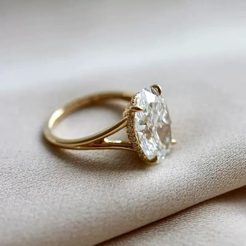 Shiny Oval Pigeon Egg Vintage Ring with a Strong Sense of Luxury