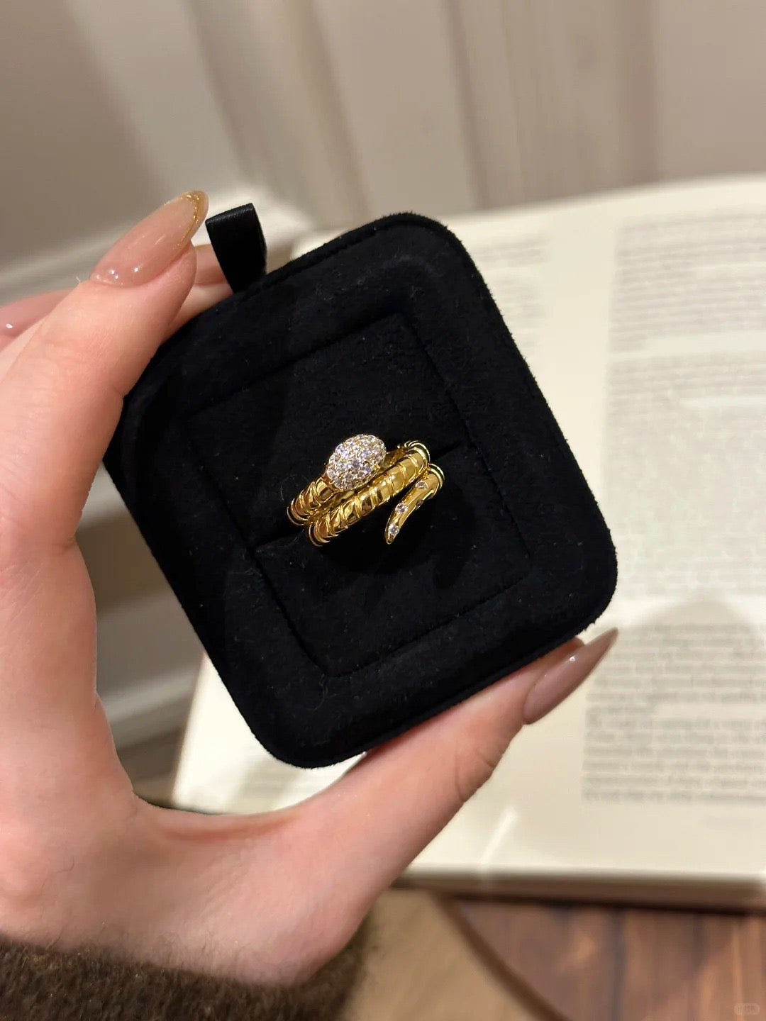Vintage Gold Heavy-Duty Diamond-Inlaid Open Snake-Wrapped Ring